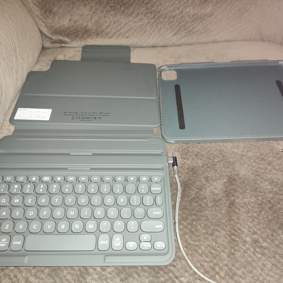 Zagg ZKB11FBB34 PRO Keys Detachable Bluetooth Keyboard - for iPAD PRO 11 - Picture 9 of 13